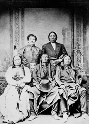 Retrato de grupo de sentado Bull, Swift Bear, rabo manchado, Julius Meyer e Red Cloud, 1875